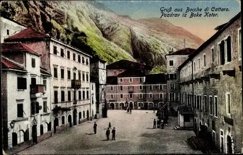 Ak Boke Kotor Bocche di Cattaro in Montenegro, Platz in der Stadt, Wohnhäuser