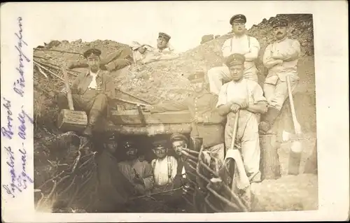 Foto Ak Deutsche Soldaten in Uniformen, Schützengraben, Holzhammer, Axt