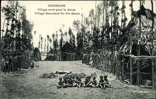 Ak Ononghe Papua Neuguinea, Village orné pour la danse, Dorfansicht, Kinder