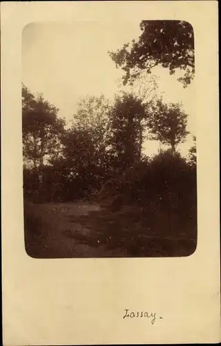 Foto Ak Lassay Frankreich, Partie im Garten