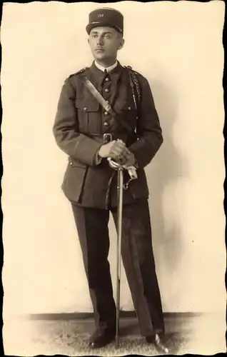 Foto Ak Französischer Soldat in Uniform, Regiment 158, Säbel, Schützenschnur