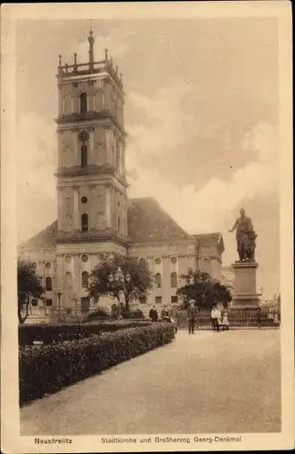 Ak Neustrelitz Mecklenburg Vorpommern, Stadtkirche und Großherzog Georg Denkmal