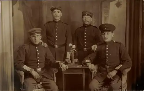 Foto Ak Deutsche Soldaten in Uniformen, Gruppenfoto, Schulterklappe 127