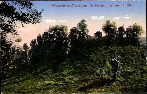 Ak Infanterie in Erwartung des Feindes auf einer Anhöhe, Deutsche Soldaten