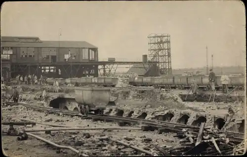 Foto Ak Zerstörte Fabrikanlagen, Lorer auf Gleisen, Trümmer, I. WK