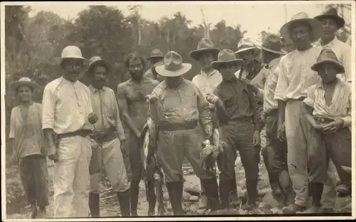 Foto Ak Mittel- oder Südamerika, Amerikaner mit gefangenen Fischen an der Leine