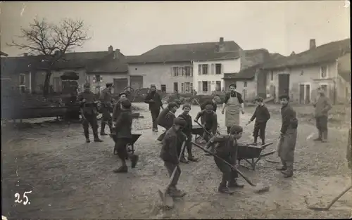 Foto Ak Jungen bei Straßenarbeiten, Spaten, Schubkarren