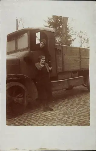 Foto Ak Zwei Frauen an einem LKW, Holzräder