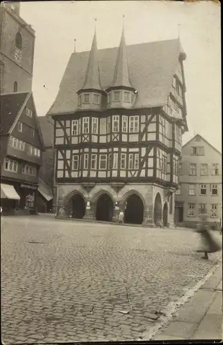 Foto Ak Alsfeld in Hessen, Rathaus, Fachwerkbau, Marktplatz