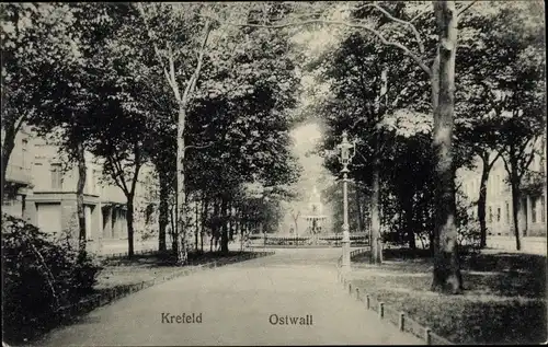 Ak Krefeld am Niederrhein, Ostwall, Gartenanlagen, Springbrunnen