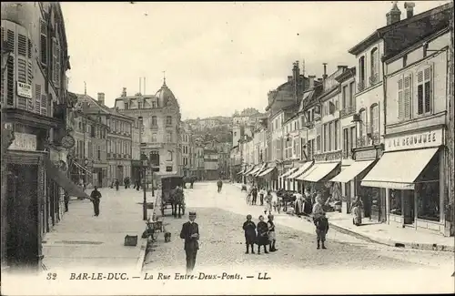 Ak Bar le Duc Lohringen Meuse, La Rue Entre Deux Ponts, Straßenansicht, Levy & Fils 32