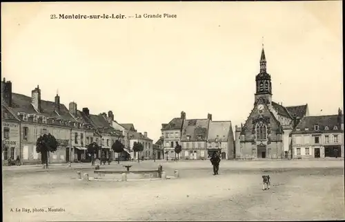 Ak Montoire sur le Loir Loir et Cher, La Grande Place, Kirche, Geschäftshäuser, Mann, Hund