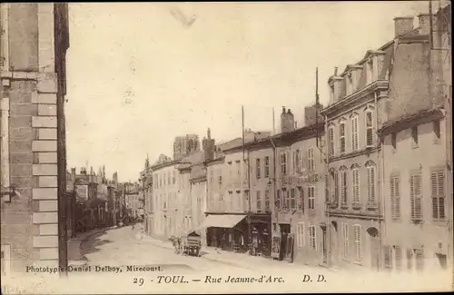 Ak Toul Lothringen Meurthe et Moselle, Rue Jeanne d'Arc, Geschäftshaus, Wohnhäuser 