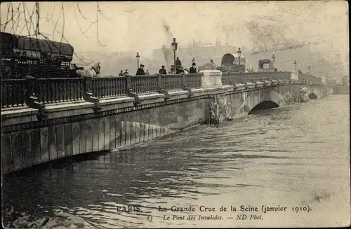 Ak Paris, La Grande Crue de la Seine 1910, Hochwasser, Le Pont des Invalides, Brücke