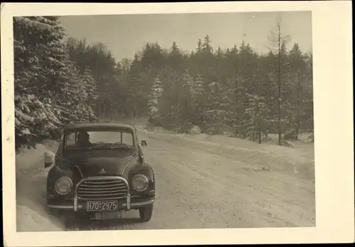 Foto Ak DKW Automobil auf verschneiter Straße, Kennzeichen H70 2975 Hessen