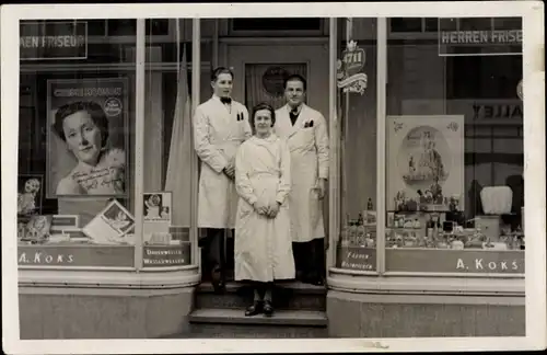 Foto Ak Deutschland, Friseursalon A. Koks, Schaufenster, Friseure am Eingang, Reklame Creme Mouson