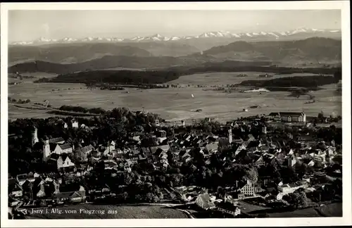 Ak Isny im Allgäu Baden Württemberg, Fliegeraufnahme, Ortschaft mit Landschaftsblick