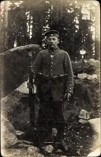 Foto Ak Deutscher Soldat in Uniform, Portrait, Gewehr, I. WK