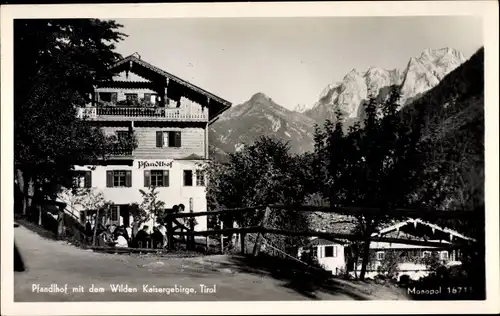 Ak Kufstein in Tirol, Pfandhof mit dem Wilden Kaisergebirge