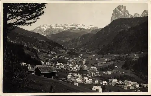 Ak St. Ulrich in Gröden Ortisei Südtirol, Ortschaft mit Landschaftsblick