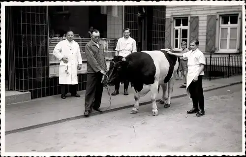 Foto Ak Schlachter, Gruppenportrait mit einem Rind vor einer Metzgerei