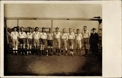 Foto Ak Fußballmannschaft vor einem Tor, Trikots, Gruppenportrait