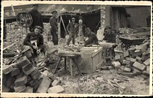 Foto Ak Maurer und Tischler auf einer Baustelle, Ziegelsteine