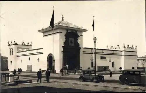 Foto Ak Spanien, Verwaltungsgebäude, Spanisches Wappen, Straßenszene