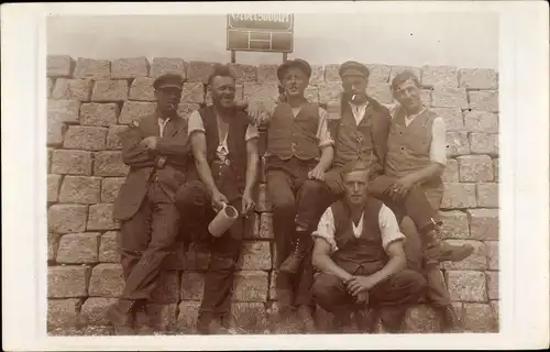 Foto Ak Maurer auf einer Baustelle, Gruppenportrait, Bierkrug