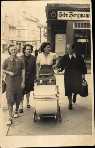 Foto Ak Mutter mit Kinderwagen, Frauen, Straßenszene, Geschäft Gebr. Bergmann