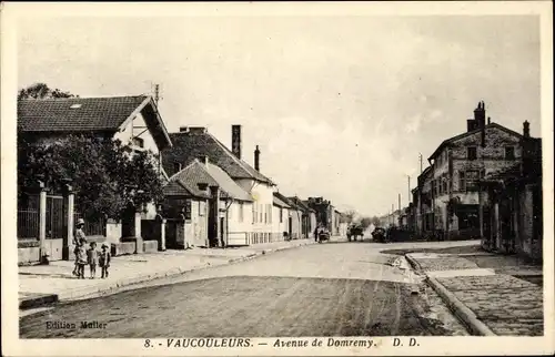 Ak Vaucouleurs Meuse, Avenue de Domremy, Straße, Geschäftshäuser, Kinder