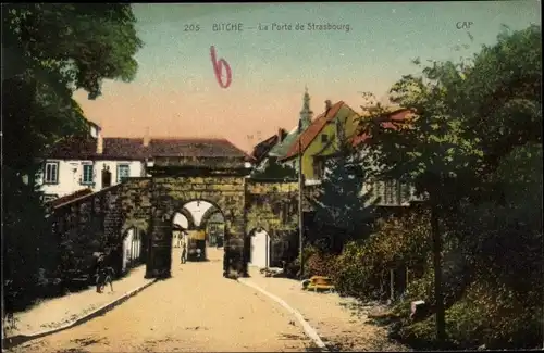 Ak Bitche Bitsch Lothringen Moselle, La Porte de Strasbourg, Tordurchblick, Straßenpartie