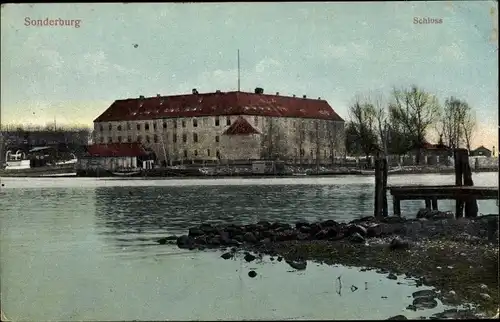Ak Sønderborg Sonderburg Dänemark, Das Schloss vom Wasser gesehen
