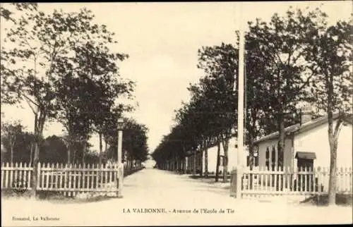 Ak La Valbonne Alpes Maritimes, Avenue de L'Ecole de Tir, Eingang zur Schießschule, Baracke