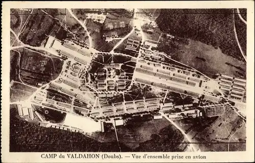 Ak Doubs, Camp du Valdahon, Fliegeraufnahme des Militärlagers