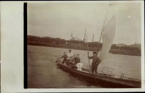 Foto Ak Segelboot in Fahrt, Blick zum Ufer hin