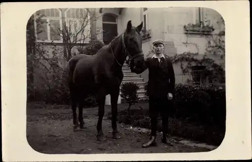 Foto Ak Junge mit einem Pferd, Portrait