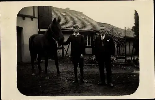 Foto Ak Zwei Jungen mit einem Pferd, Bauernhof