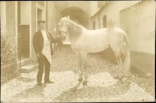 Foto Ak Schlachter in Schürze mit einem weißen Pferd