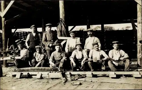 Foto Ak Deutsche Soldaten, Gruppenportrait, Holzsägearbeiten