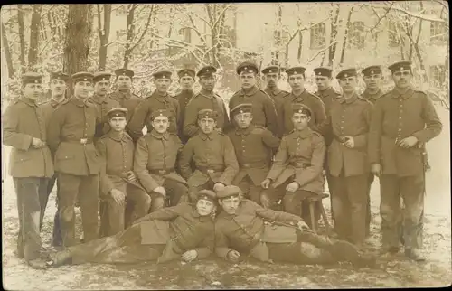 Foto Ak Deutsche Soldaten in Uniformen, Gruppenportrait, Winter, I. WK