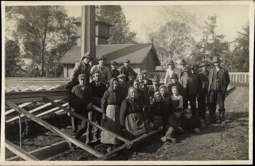 Foto Ak Zimmermänner an einem Dachgerüst, Gruppenportrait