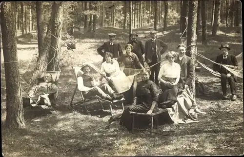 Foto Ak Picknick im Wald, Hängematten, Gruppenportrait