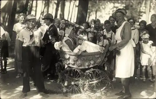 Foto Ak Kinder, Mädchen als Baby verkleidet im Kinderwagen, Blumenfest
