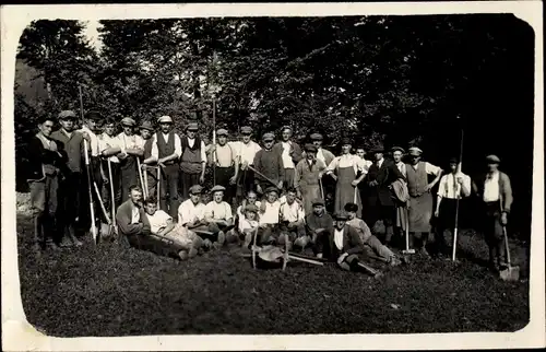 Foto Ak Arbeiter mit Schaufeln und Pickeln, Arbeitskleidung, Grupenportrait