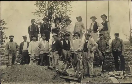 Foto Ak Maurer auf einer Baustelle, Gruppenportrait, Fahrrad