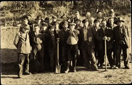 Foto Ak Arbeiter auf einer Baustelle, Gruppenportrait, Spaten