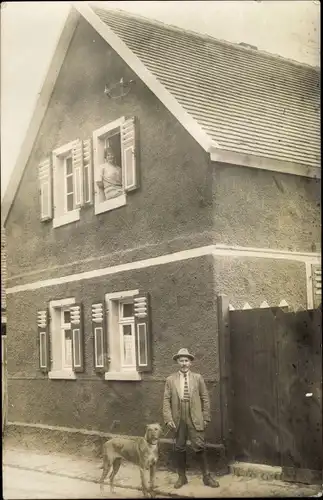 Foto Ak Deutschland, Maifeld?, Polch?, Mann mit Hund vor einem Wohnhaus