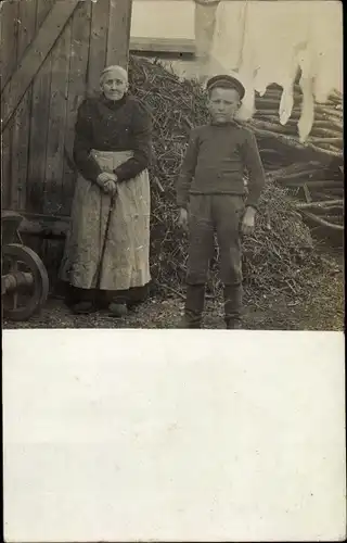 Foto Ak Großmutter mit Enkel auf einem Bauernhof, Junge