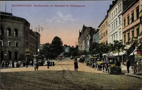 Ak Saarbrücken im Saarland, Reichsstraße, Bahnhof im Hintergrund, Autos, Straßenbahn, Passanten